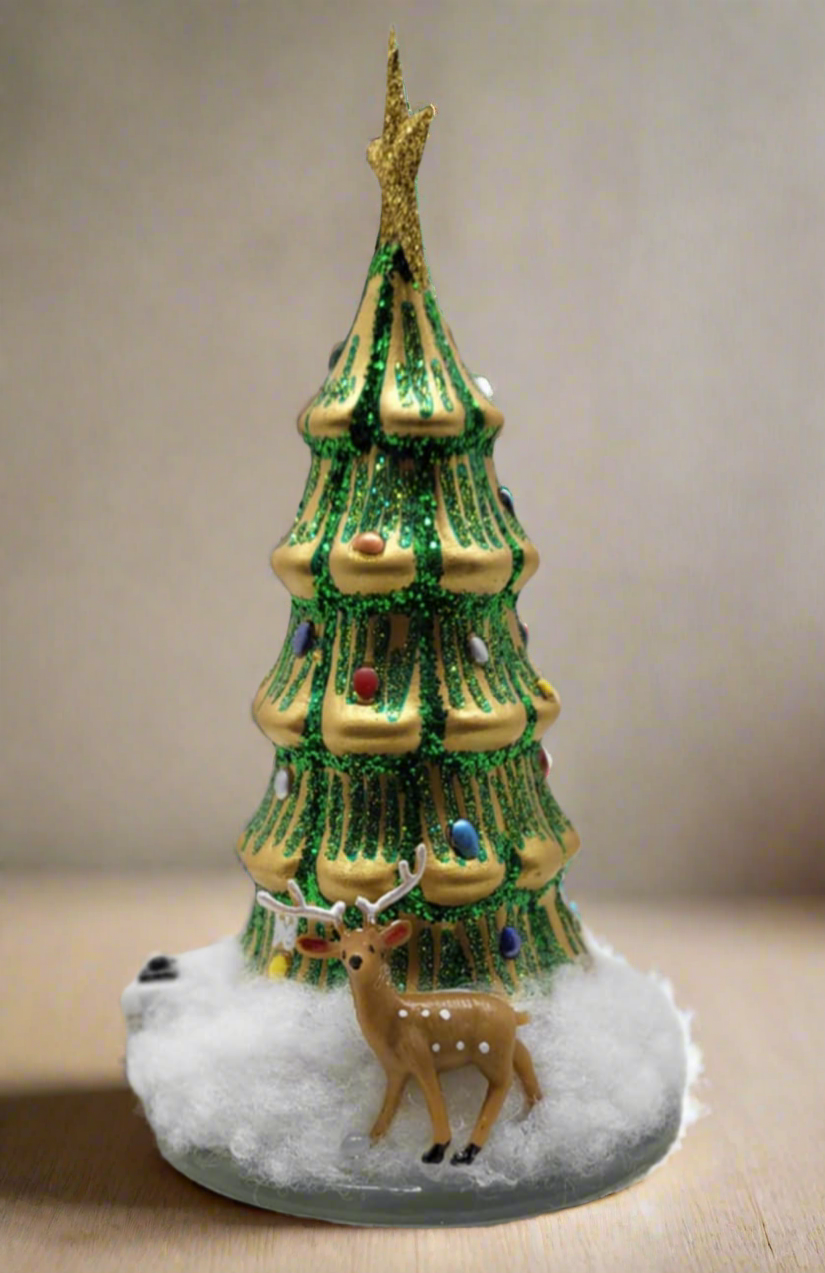 Reindeer around the Christmas tree
