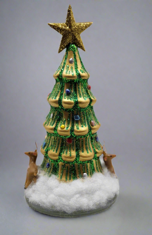 Reindeer around the Christmas tree
